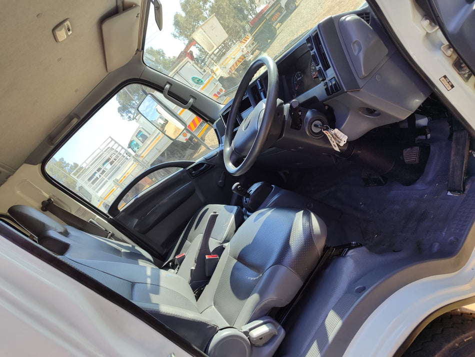 2015 Isuzu NMR crew cab b/body A/T