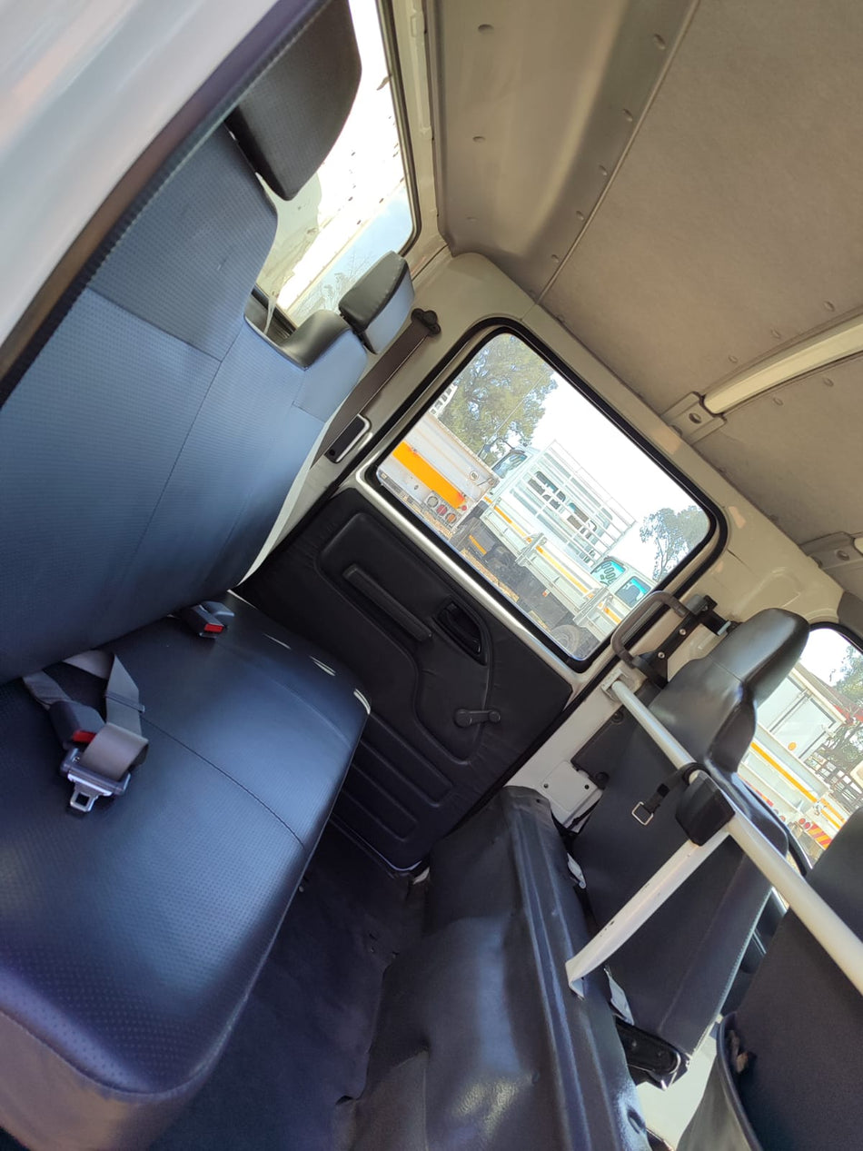 2015 Isuzu NMR crew cab b/body A/T