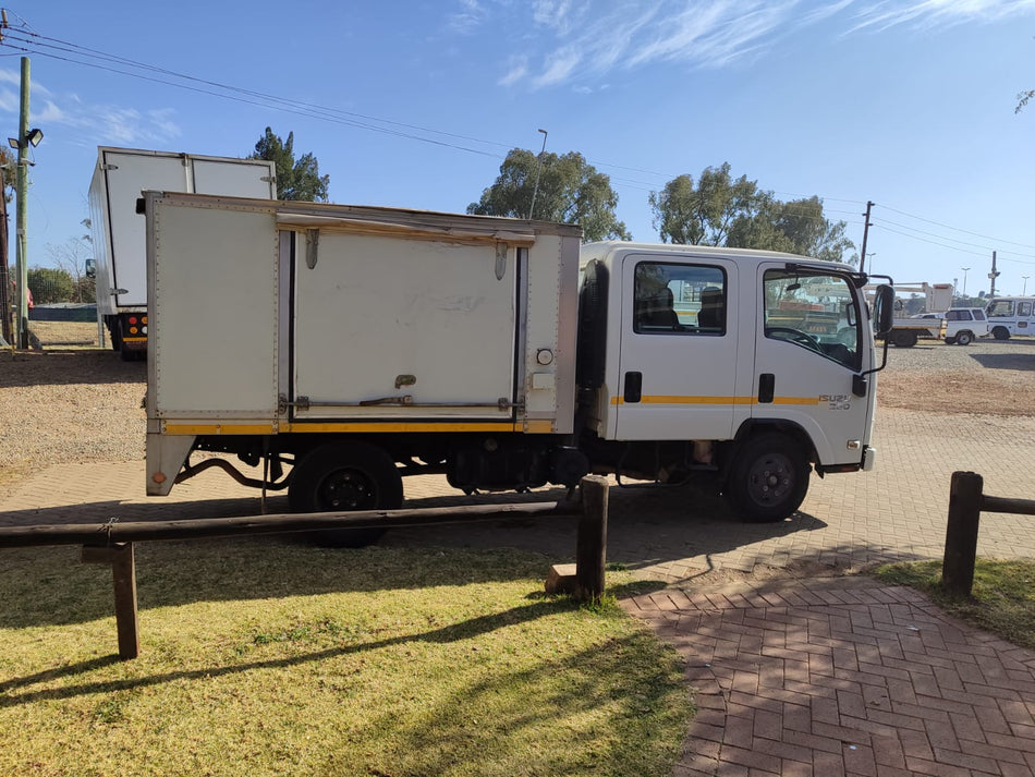 2015 Isuzu NMR crew cab b/body A/T