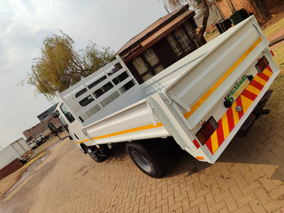 2005 Isuzu NMR 250 crew cab drop sides