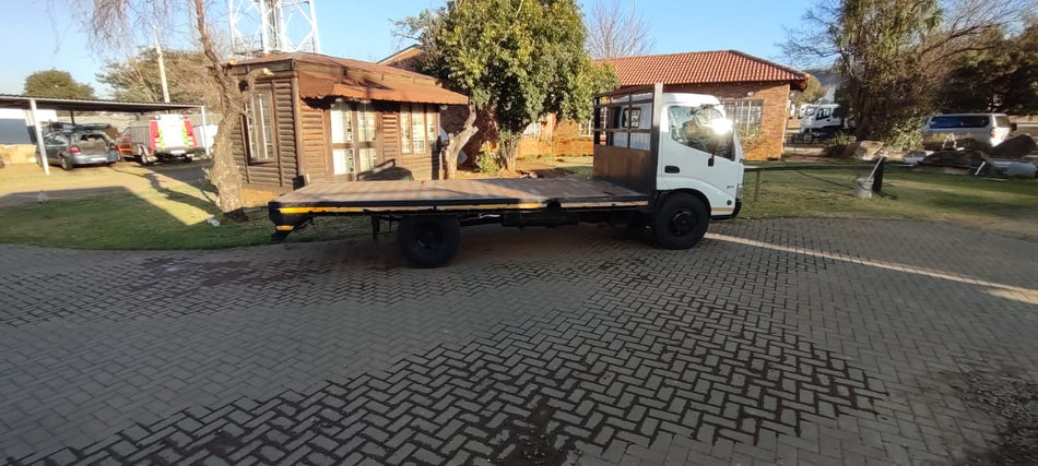 2005 Hino 300 611 Flat deck