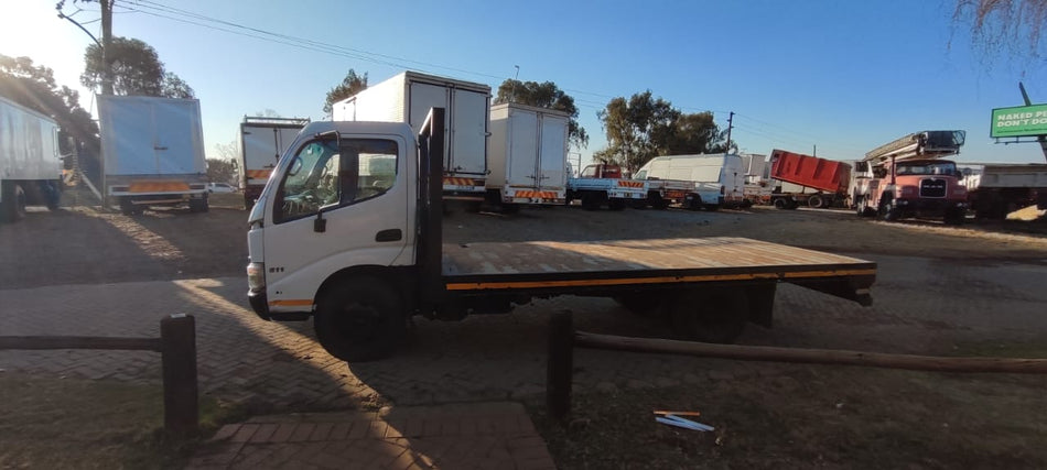 2005 Hino 300 611 Flat deck