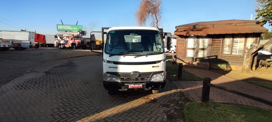 2005 Hino 300 611 Flat deck