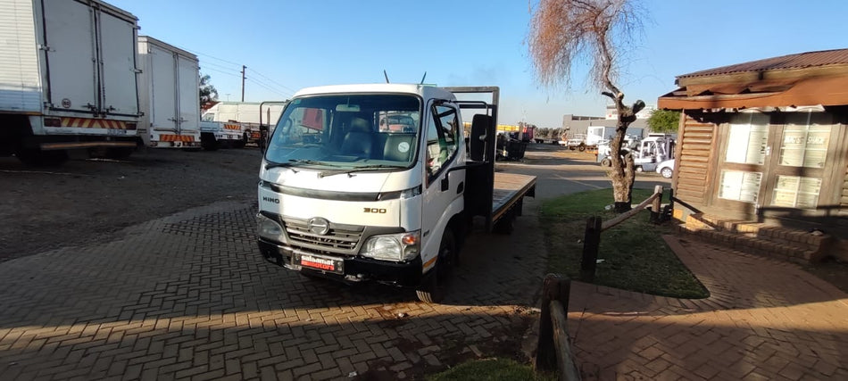 2005 Hino 300 611 Flat deck