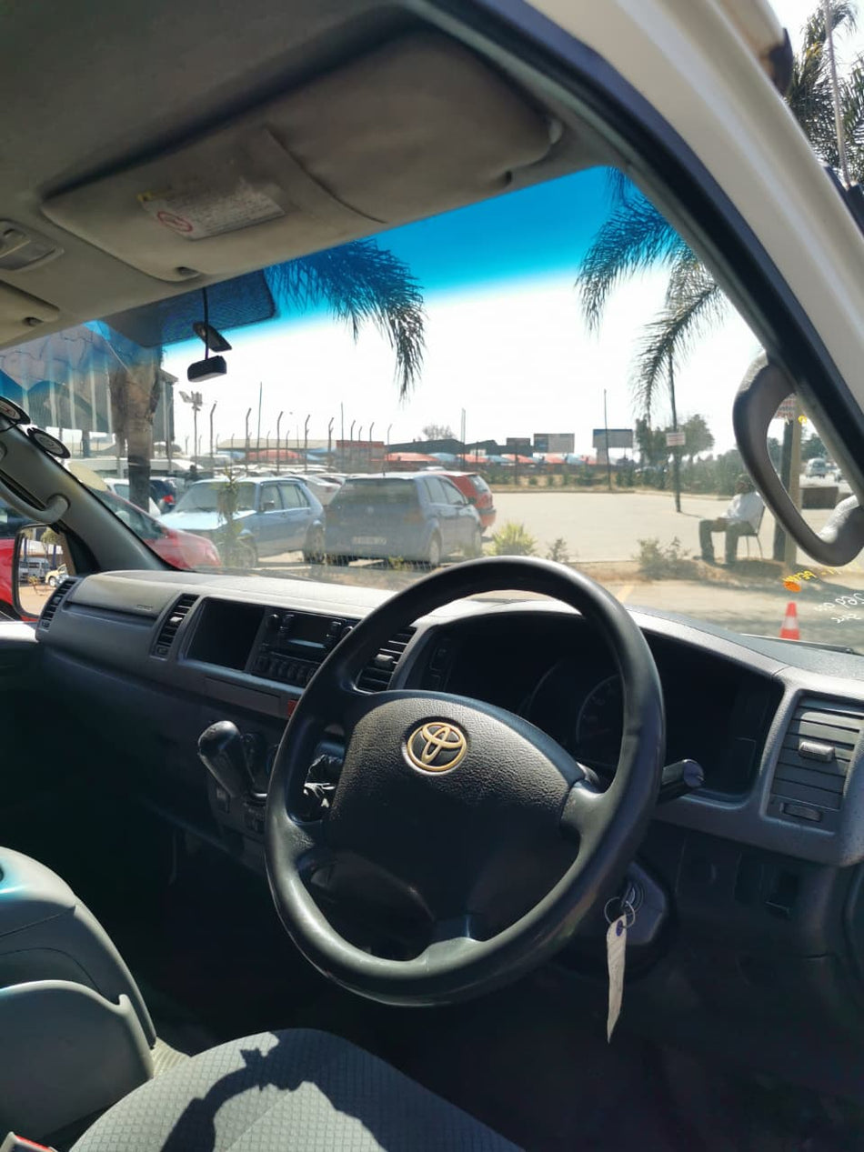 208 Toyota Quantum 2.7 VVTI 14 Seater