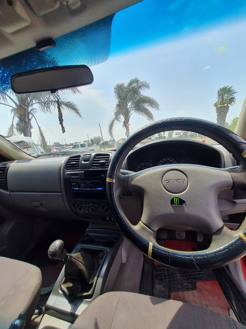 Isuzu KB240i LE