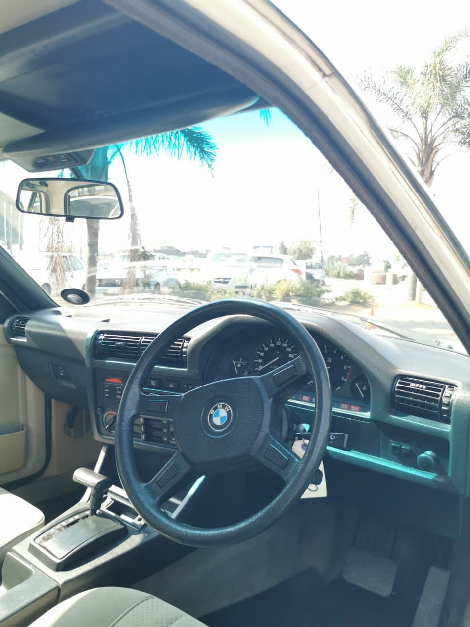 1988 BMW E30 320i Automatic