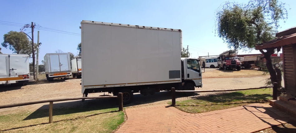 2013 Isuzu NPR 400 V/BODY Automatic