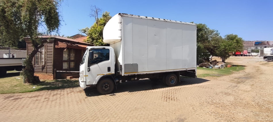 2013 Isuzu NPR 400 V/BODY Automatic
