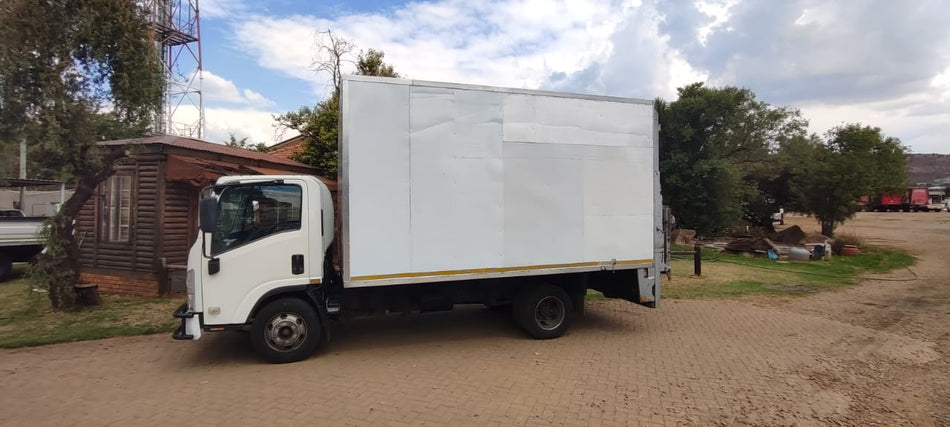 2018 Isuzu NPR V/BODY Automatic