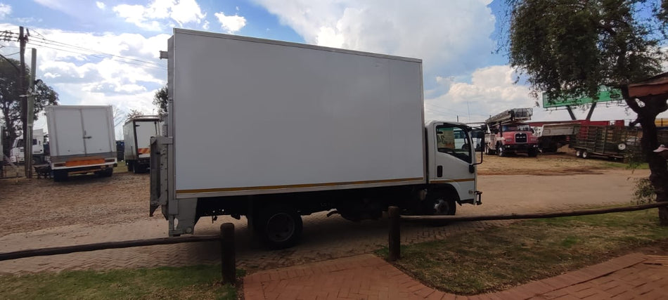 2018 Isuzu NPR V/BODY Automatic