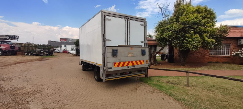 2018 Isuzu NPR V/BODY Automatic