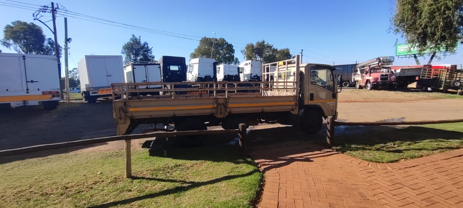 2015 Isuzu NPR 400 Dropside