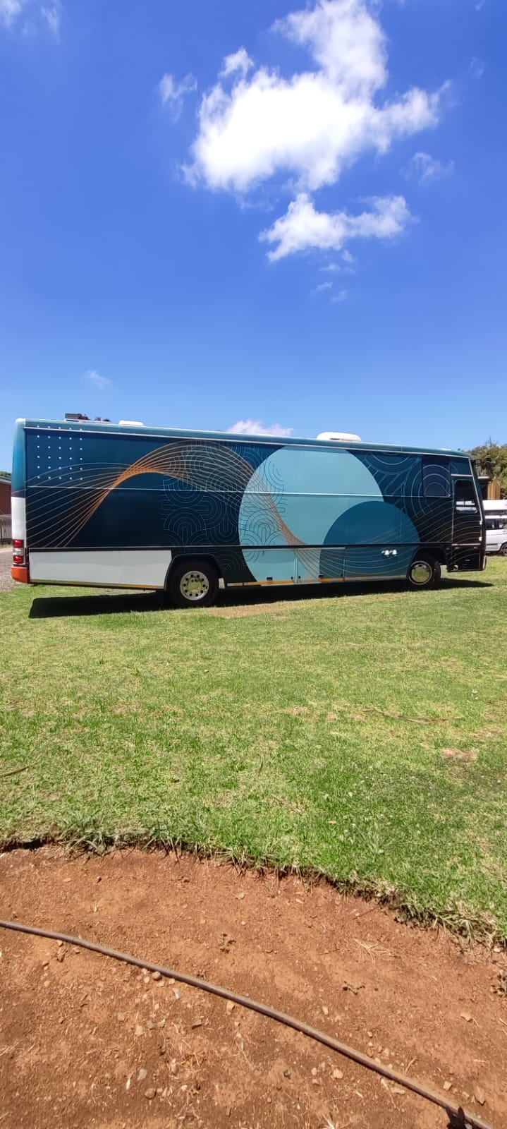 2011 UD80 Office Bus