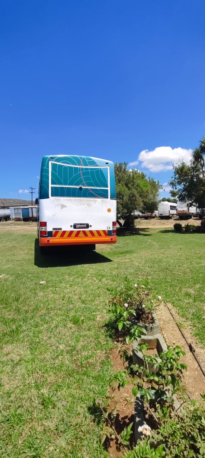 2011 UD80 Office Bus