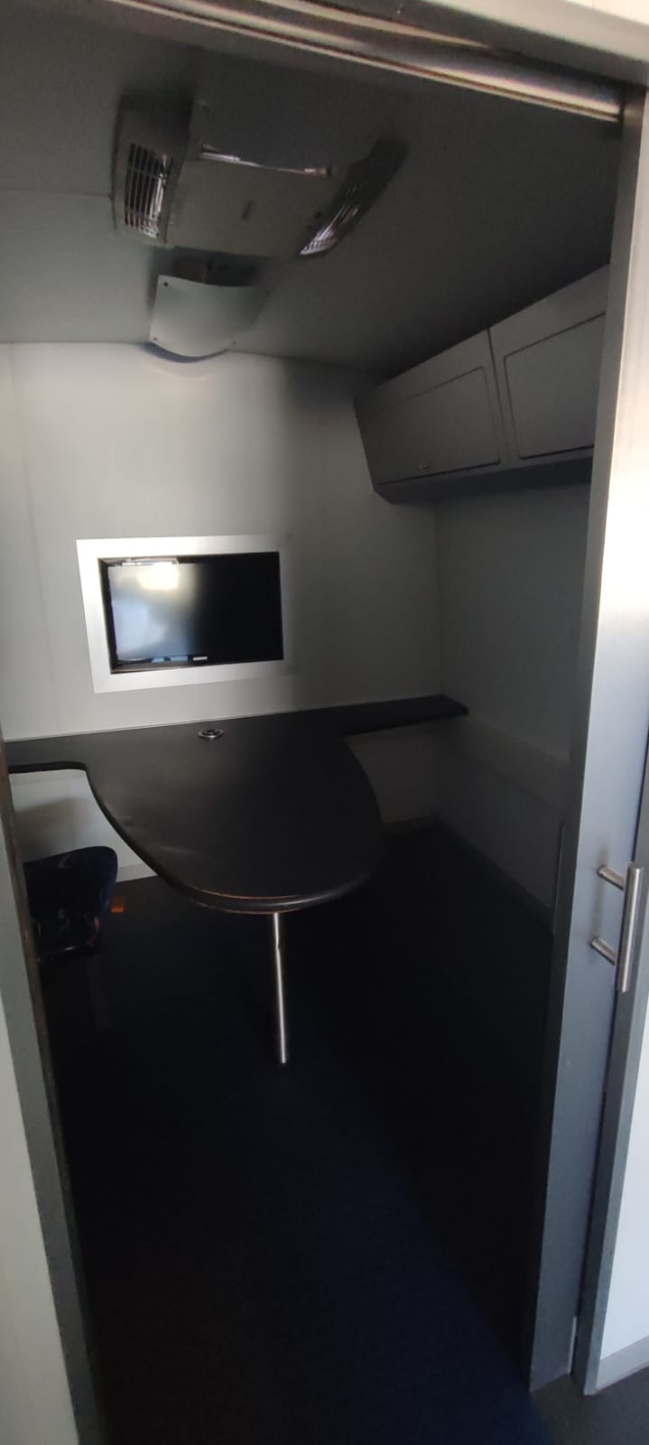 2011 UD80 Office Bus