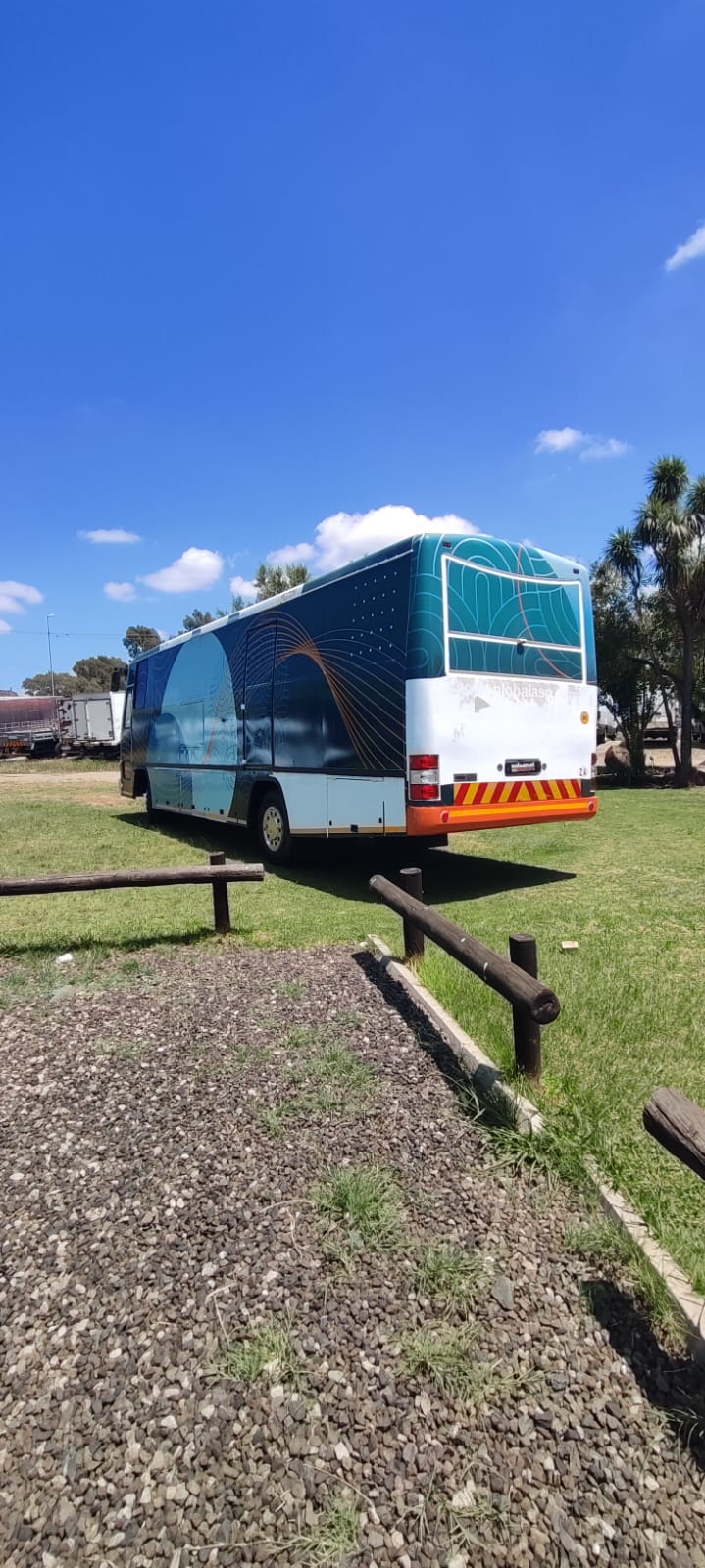 2011 UD80 Office Bus