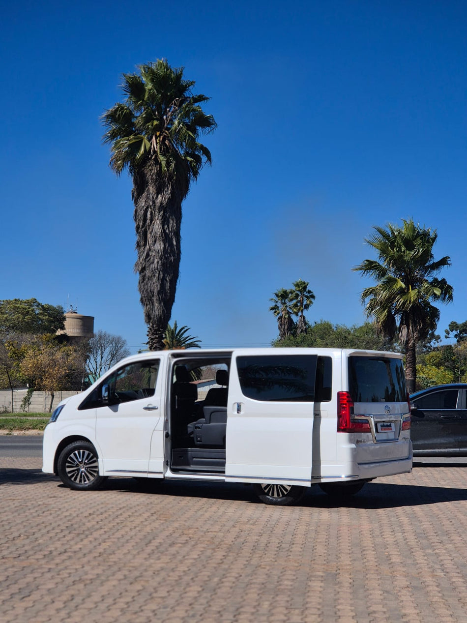 2020 Toyota Quantum VX Premium 2.8 Automatic 9 Seater LWB