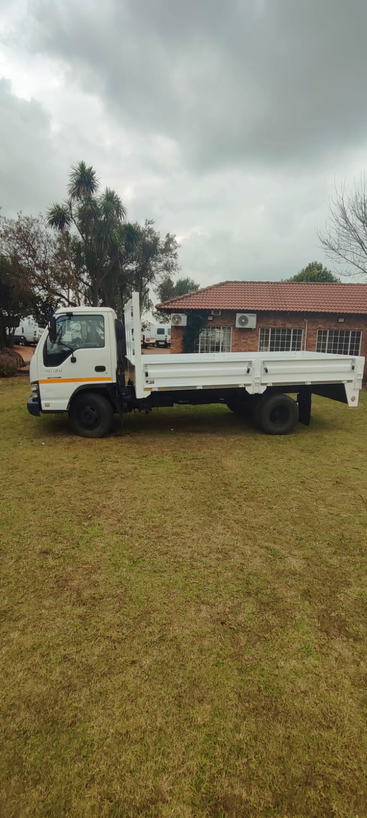 2008 Isuzu NPR300 Dropside