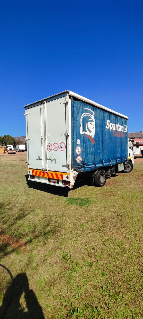 2011 Isuzu 400 Curtain Sides