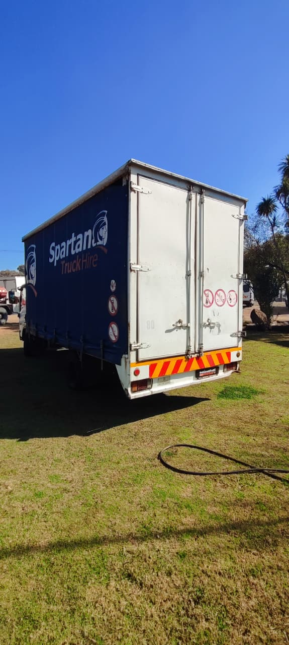 2011 Isuzu 400 Curtain Sides