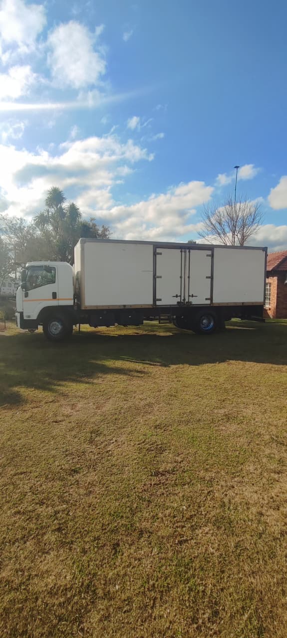 2015 Isuzu FTR850 Volume Body Automatic