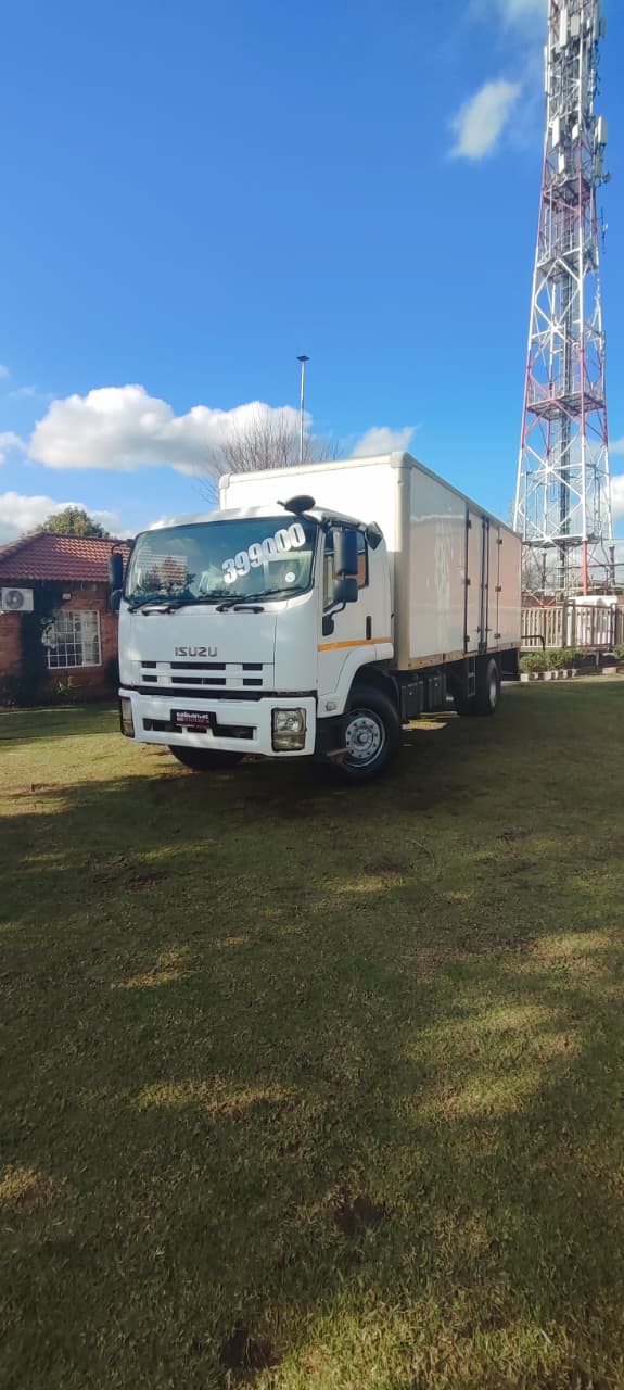 2015 Isuzu FTR850 Volume Body Automatic