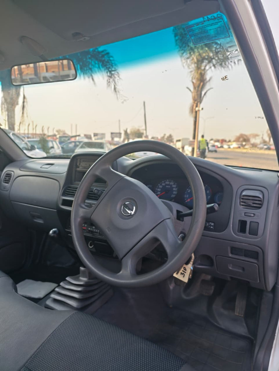 2011 Nissan Hardbody 2.0