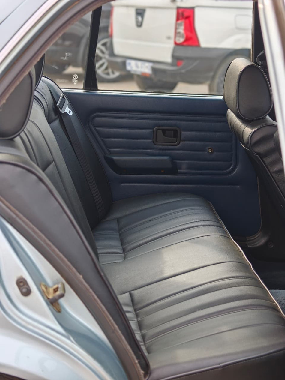 1987 BMW E30 318i Automatic