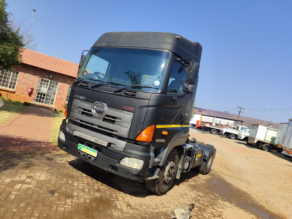 2014 Hino 700 horse