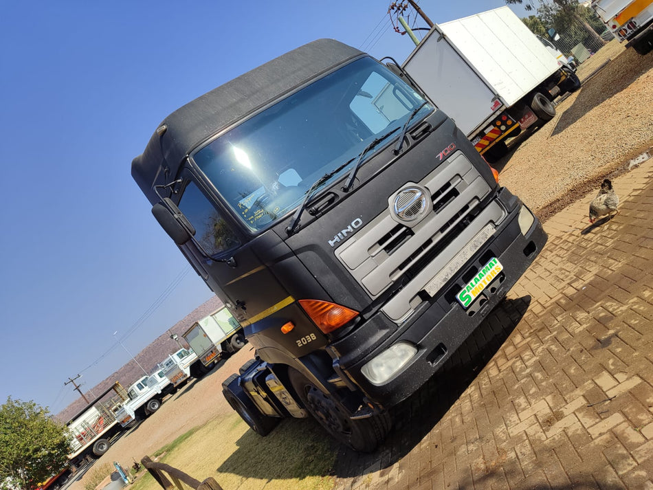 2014 Hino 700 horse