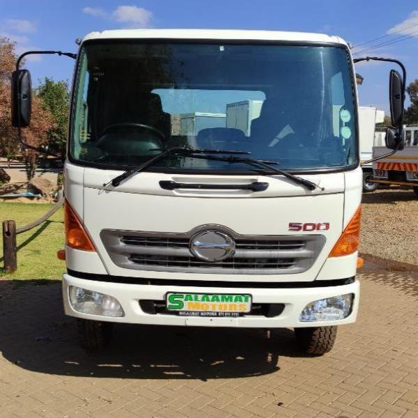 2017 Hino 500 series horse