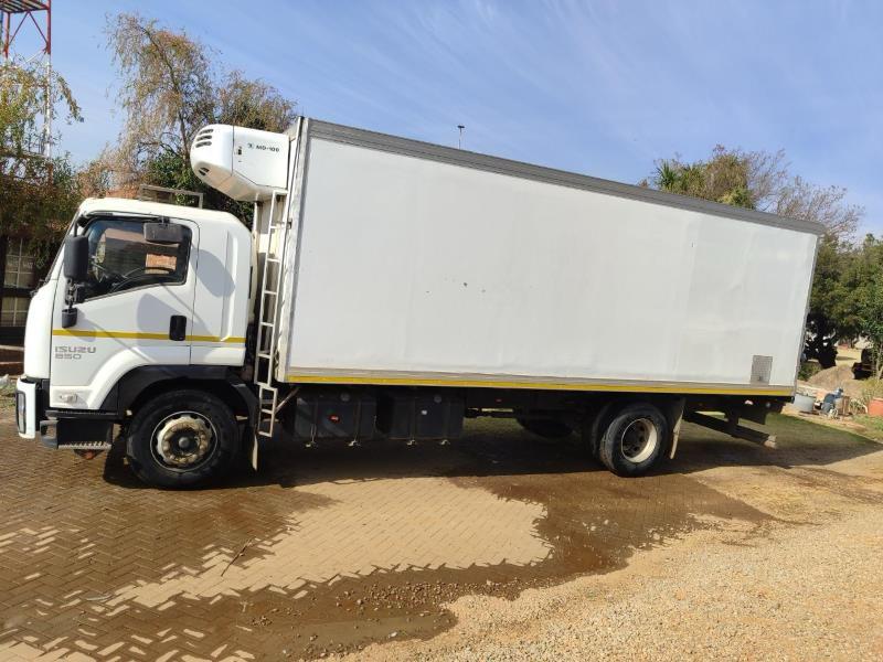 2013 Isuzu F-series FTR 850 closed body 8 ton