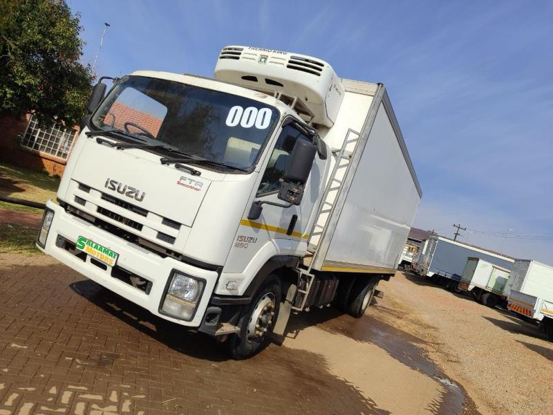 2013 Isuzu F-series FTR 850 closed body 8 ton