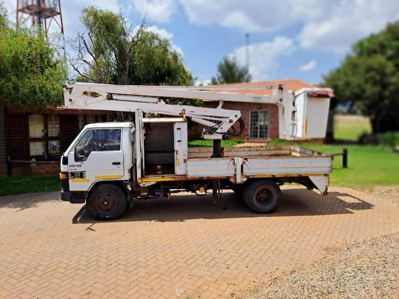 1991 Toyota dyna cherry picker