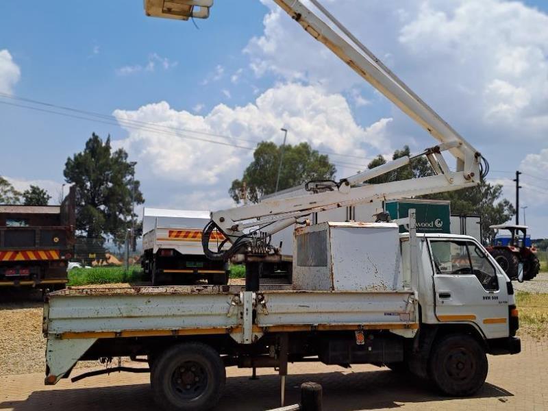 1991 Toyota dyna cherry picker