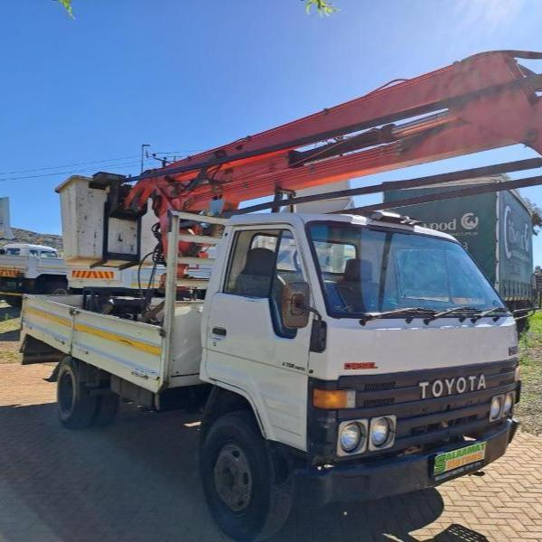 1993 Toyota dyna 4 ton cherry picker