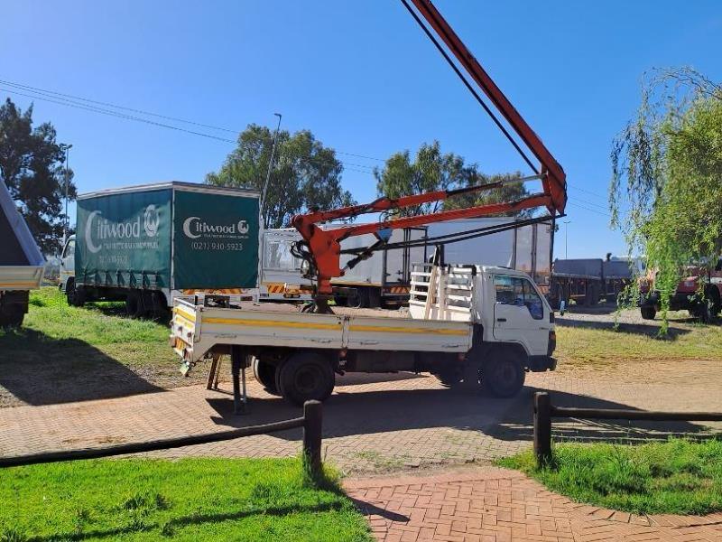 1993 Toyota dyna 4 ton cherry picker