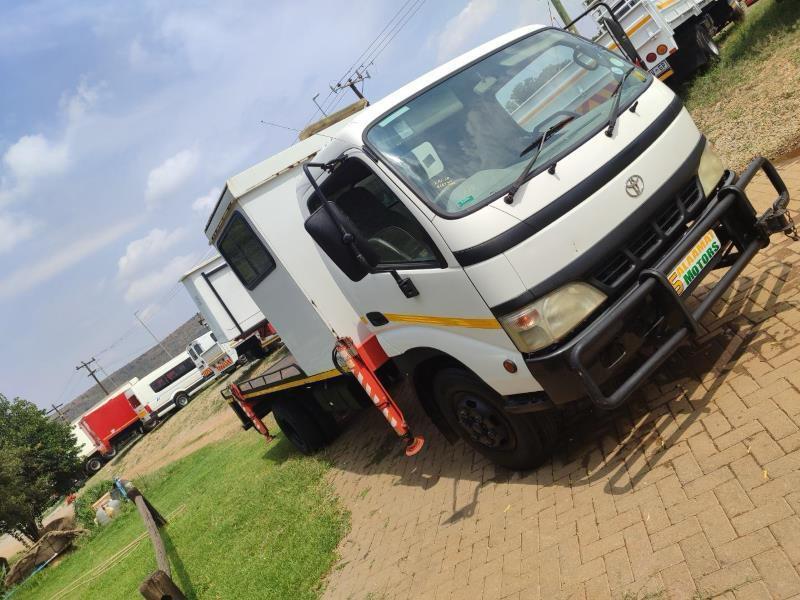 2009 Toyota dyna cherry picker