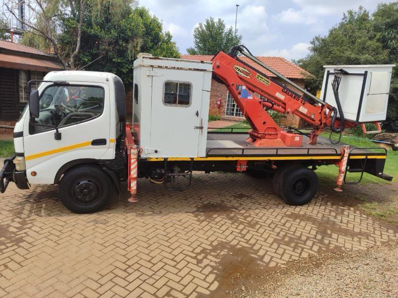 2009 Toyota dyna cherry picker