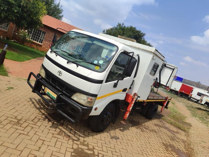 2009 Toyota dyna cherry picker