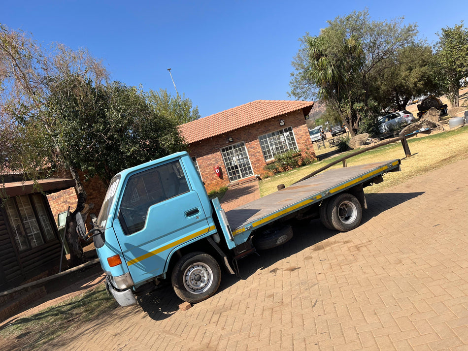 2009 Toyota dyna flat deck