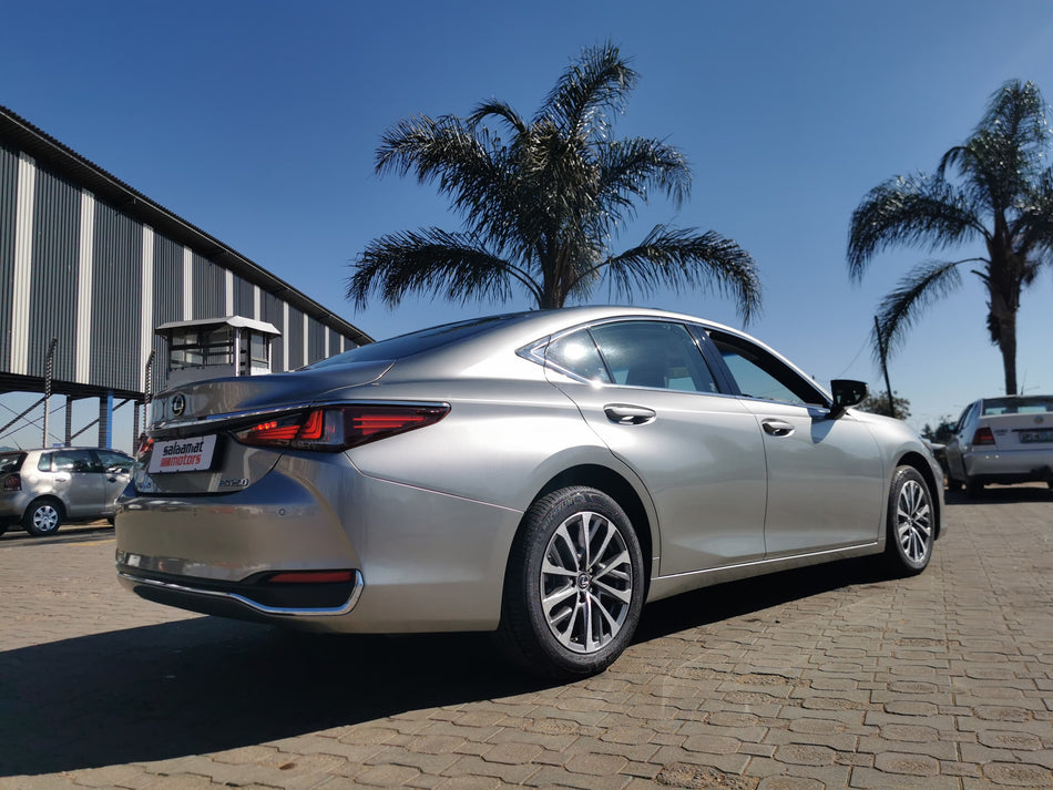 2022 Lexus es250