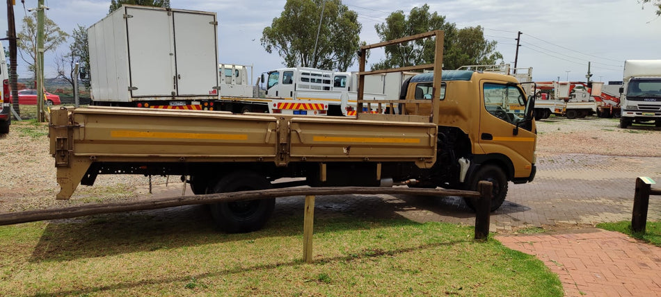 2009 Hino 300 Dropside