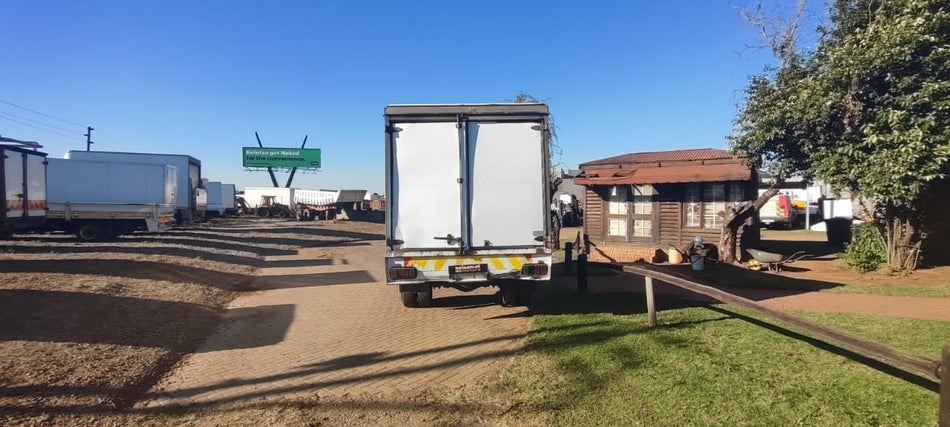 2008 Isuzu NPR 300 V/body