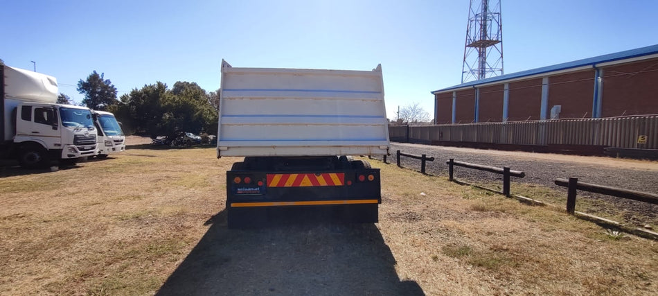 2013 UD QUON CW 26370 TIPPER