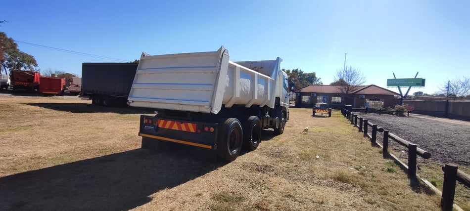 2013 UD QUON CW 26370 TIPPER