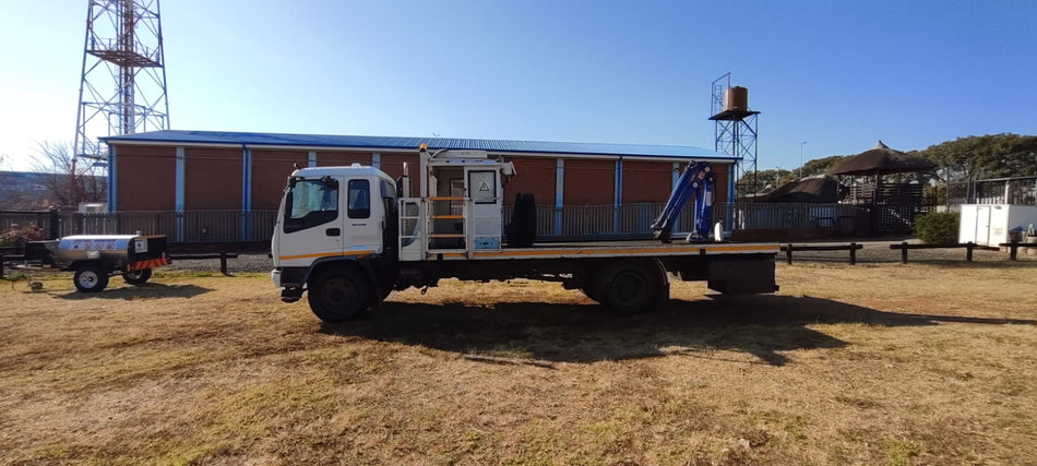 2012 ISUZU FSR 700 FLAT DECK CRANE
